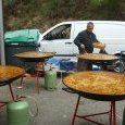 Les cuisiniers concoctent les paellas