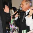 Remise de cadeau à la reine M<sup class="t