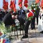 Le président ROLAND SOLER dépose une gerbe devant le monument