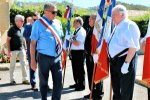 Monsieur Roland Mouren, suivi par Eric Diard, saluent les porte-drapeaux