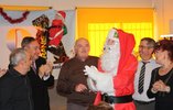 Le père noël fait chanter les adultes